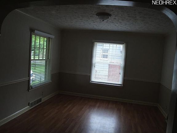 4th image of 36 Delaware Ave