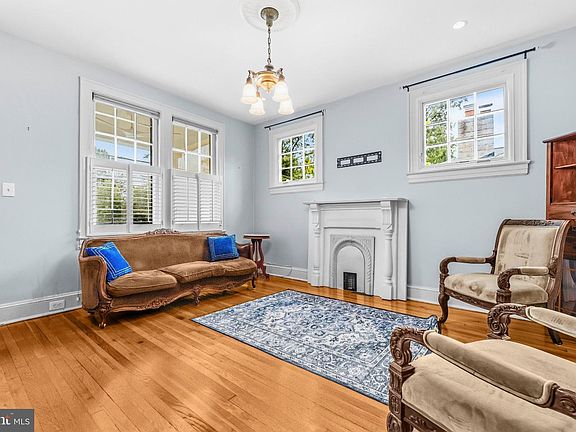 5th image of 617 Fern Pl NW