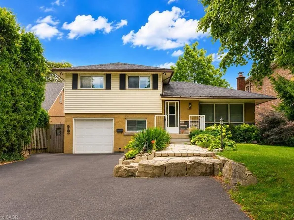 120 Stone Church Rd W, Hamilton, ON L9B 1A3