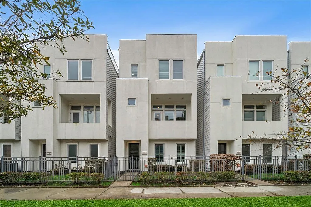 3 bed, 3.5 bath, 2096 sqft, $3,000 — Photo 1