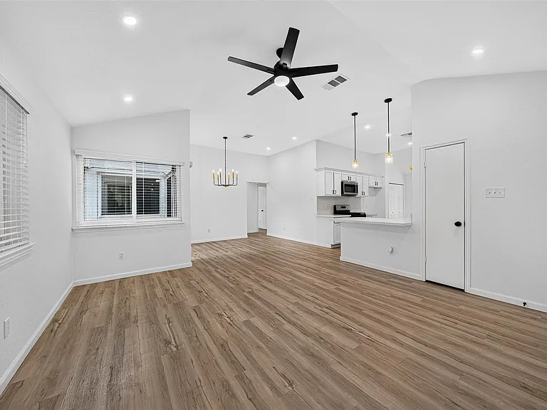17006 Enchanted Cir E — Photo 8
