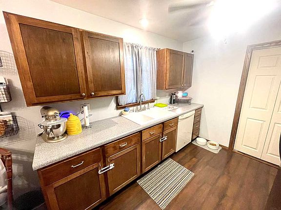 3rd image of 118 N 2nd Ave