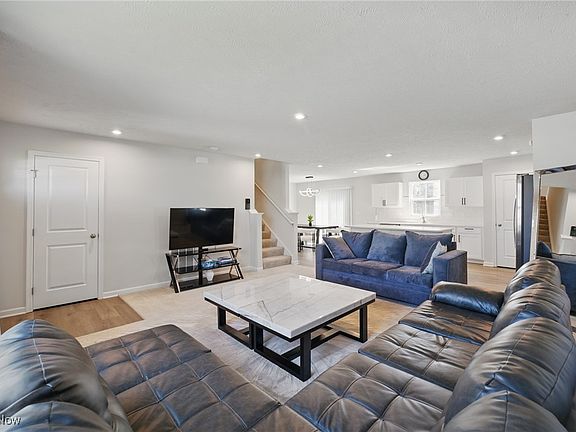 4th image of 152 Zenith Ct