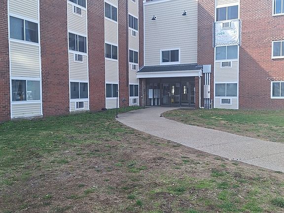 2nd image of 215 Winter St APT 3L