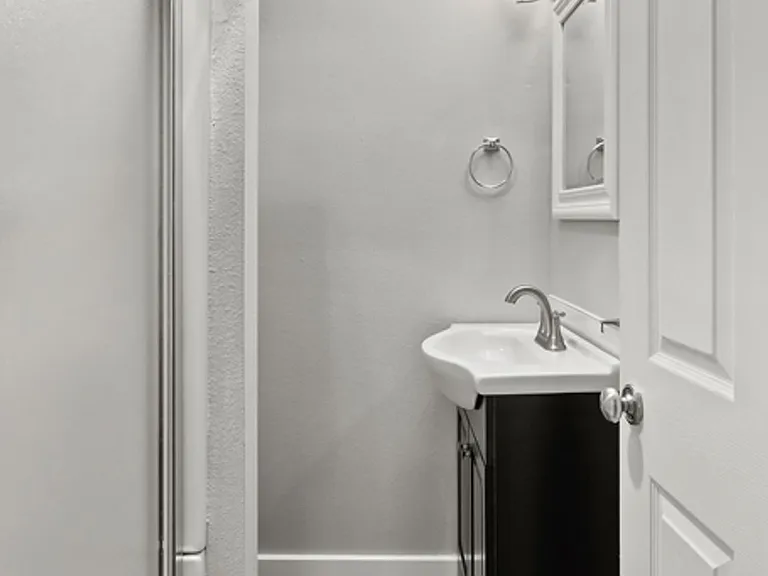 Farrah Apartments: 1 & 2 Bedroom Renovated Units — Photo 11