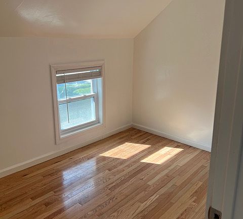 4th image of 11 Union St