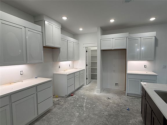 5th image of 172 N Panther Ave