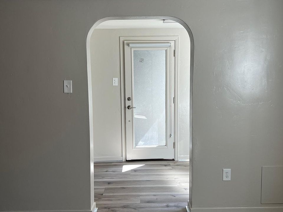 Charming entry with alcove and new entry door