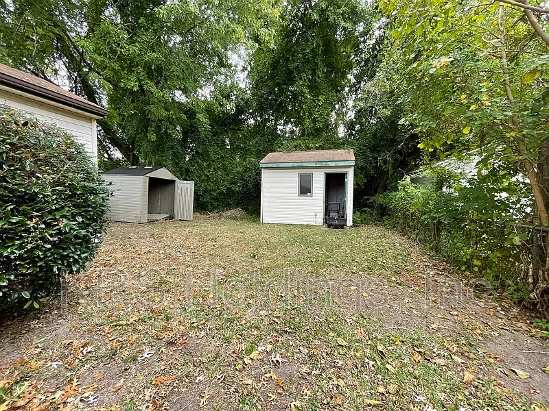 3 bed, 1.0 bath, 800 sqft, $1,400 — Photo 3