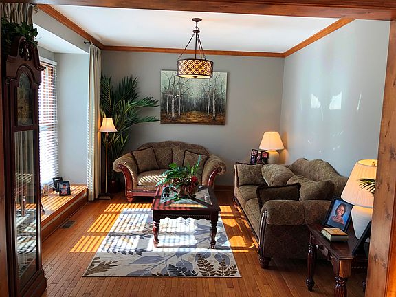 4th image of 574 E Woodfield Dr