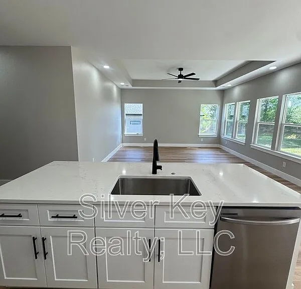 918 Stratford Ave — Photo 13