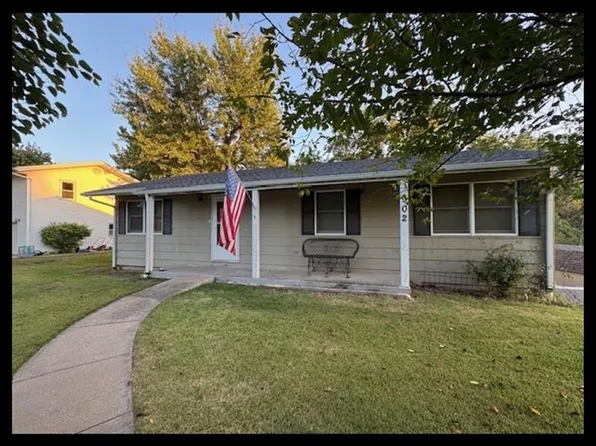 902 Lawndale Dr, Macon, MO 63552