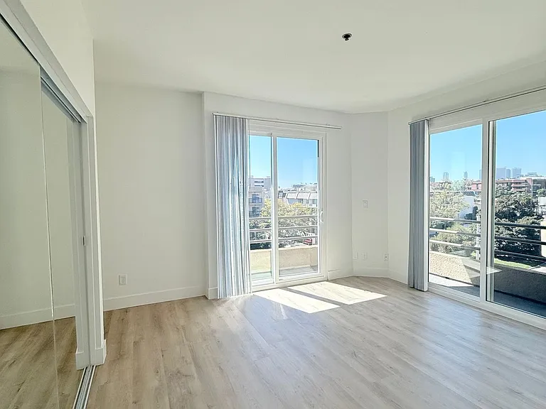 8715 Burton Way - Urban Feel Charming 2 bed 2 bath — Photo 7