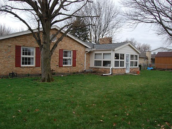 3rd image of 726 Honeysuckle Dr