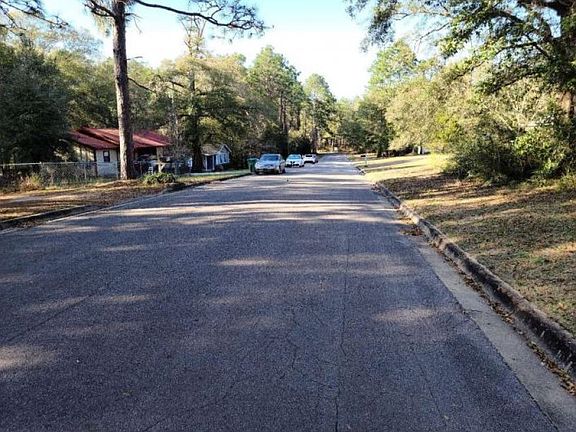 Exterior Neighborhood (street photo)
