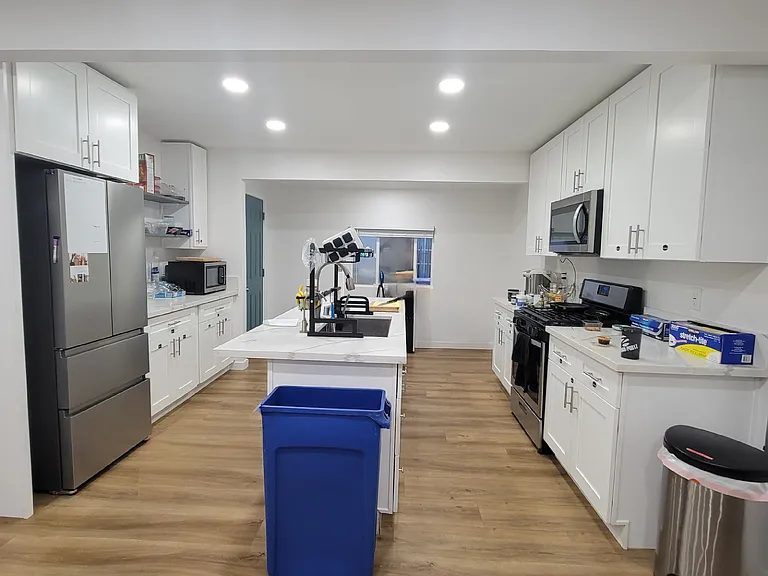 kitchen furnished