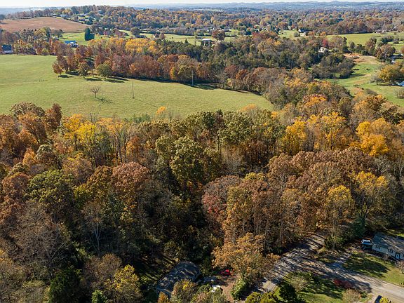 4th image of 725 Peterson Ln