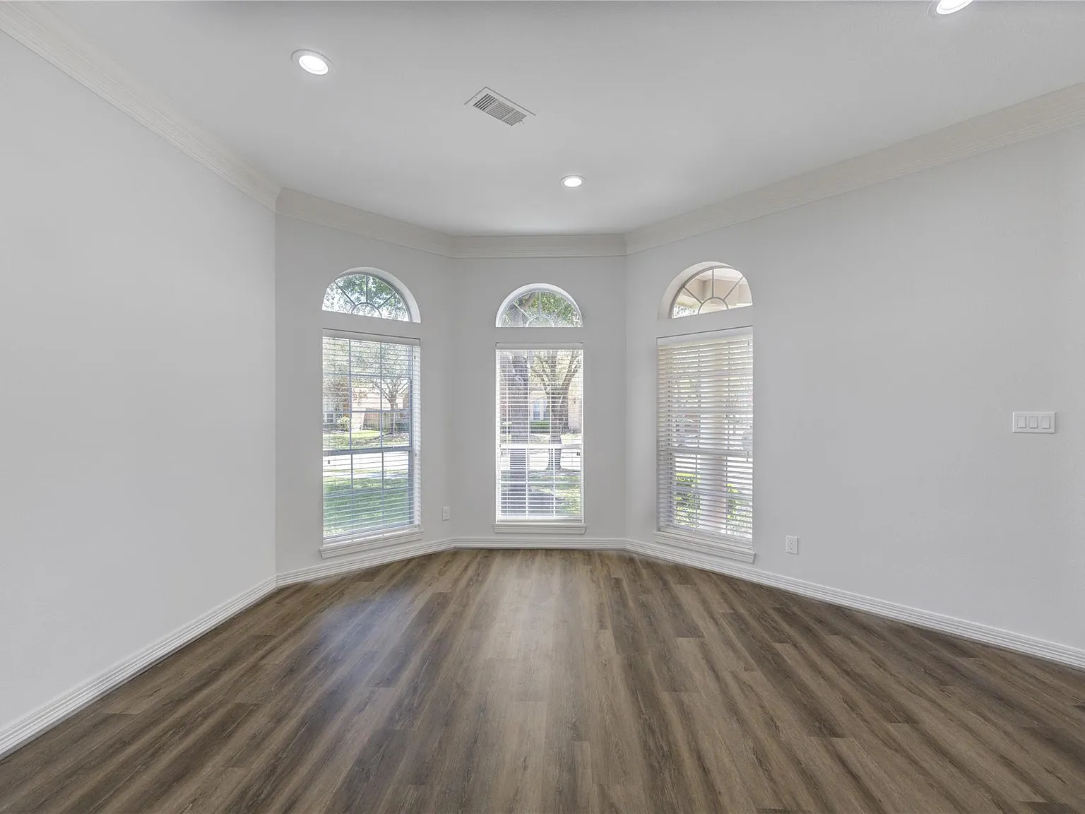 5 bed, 4.5 bath, 5876 sqft, $6,300 — Photo 3
