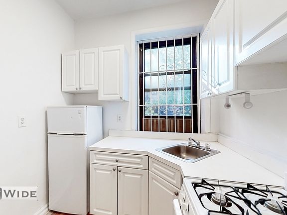 4th image of 158 E 82nd St #1F