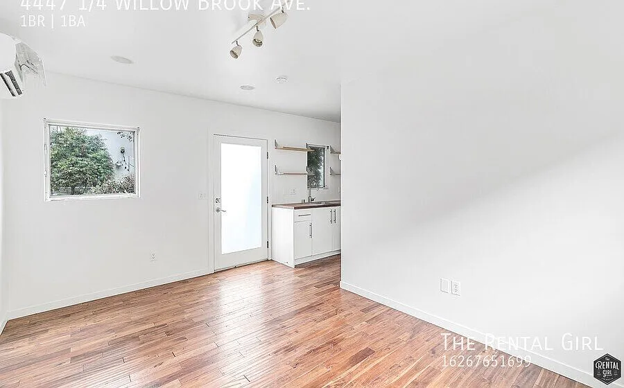 4447 1/4 Willow Brook Ave