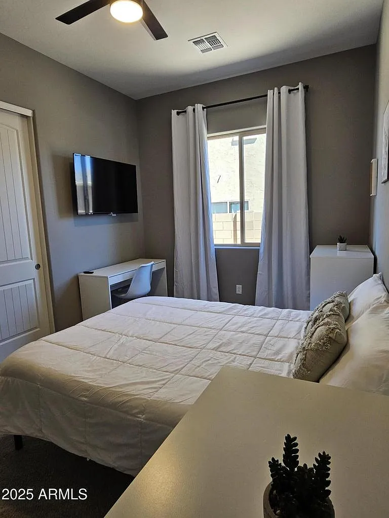3 bed, 1374 sqft, $2,325 — Photo 3