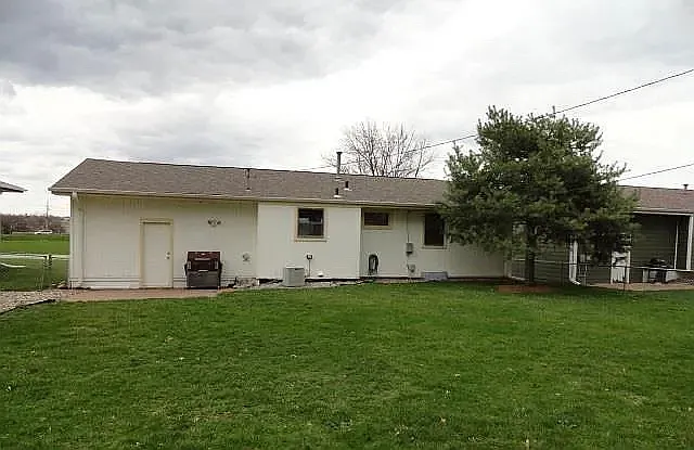 3 bed, 944 sqft, $1,950 — Photo 2
