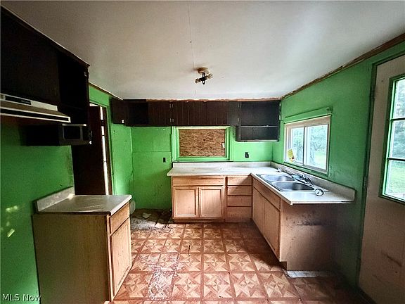 4th image of 3275 Crestview Ave SE
