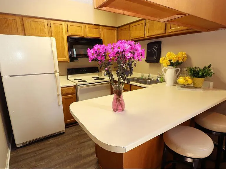 Sommerset Apartments — Photo 1