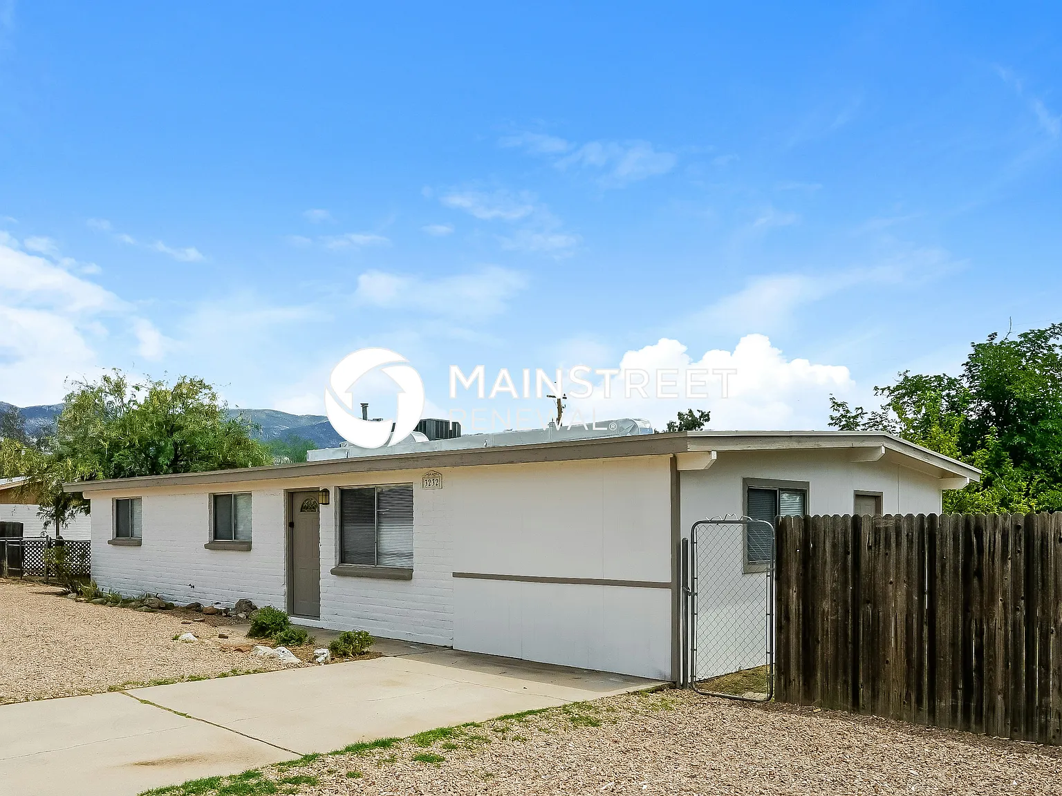 3232 E Stallion Ln — Photo 2