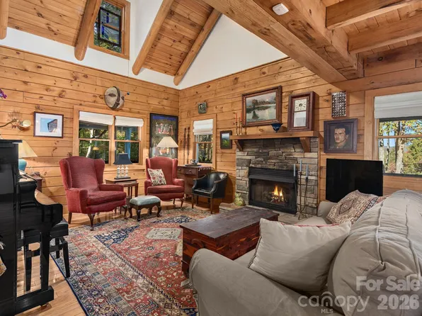 102 Carriage Dr, Fairview, NC 28730