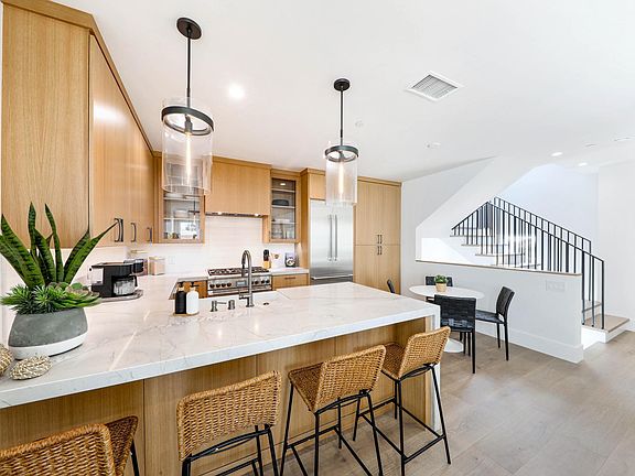 4th image of 715 Narcissus Ave #B