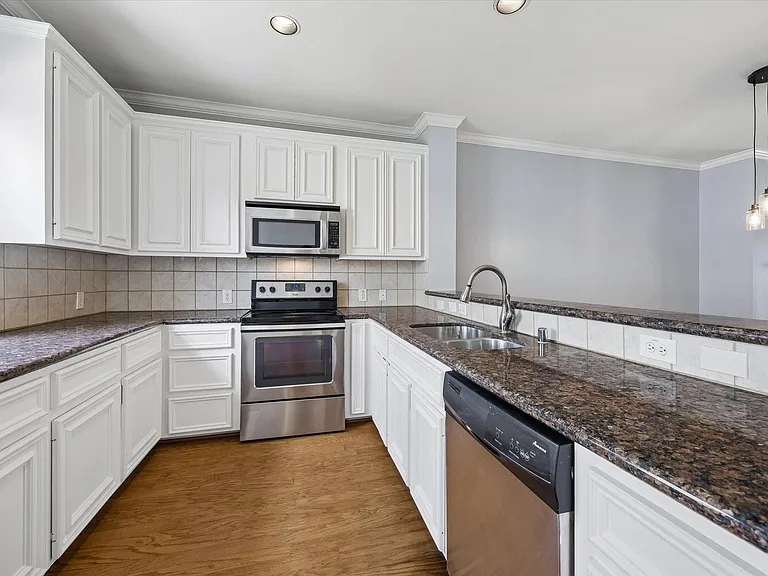 1026 Van Buren St — Photo 9