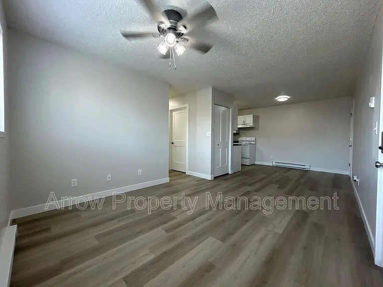902 E E St #D — Photo 2