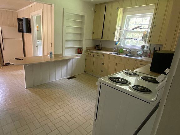 4th image of 706 Logan Way