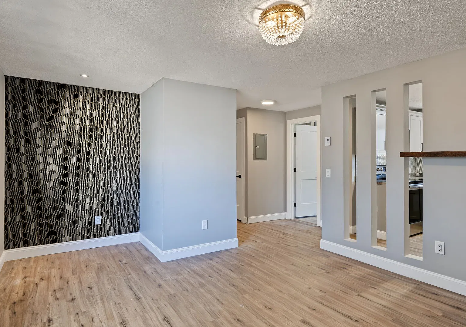 15-17 Otis Court — Photo 2