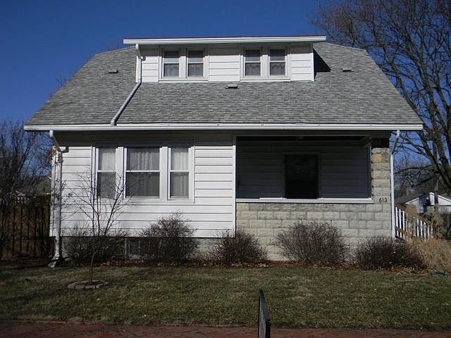 1st image of 613 W Moulton St