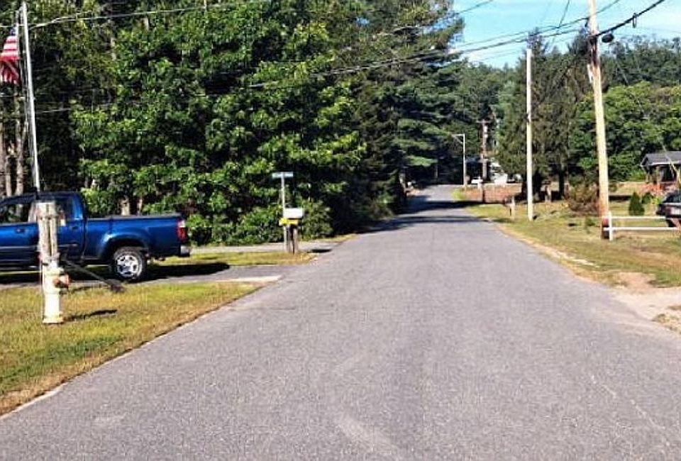 Exterior Neighborhood (street photo)