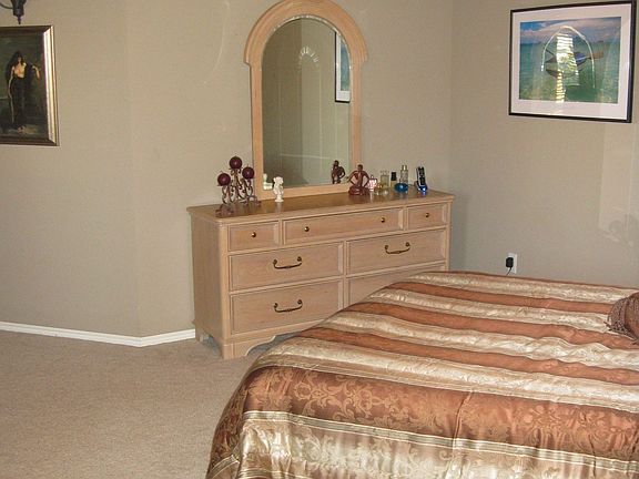 master has crown moulding and ceiling fan