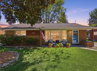 32448 Saint Annes Dr, Warren, MI 48092