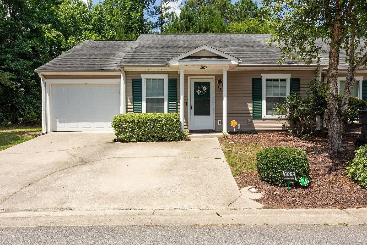 3 bed, 2.0 bath, 1300 sqft, $1,660 — Photo 1