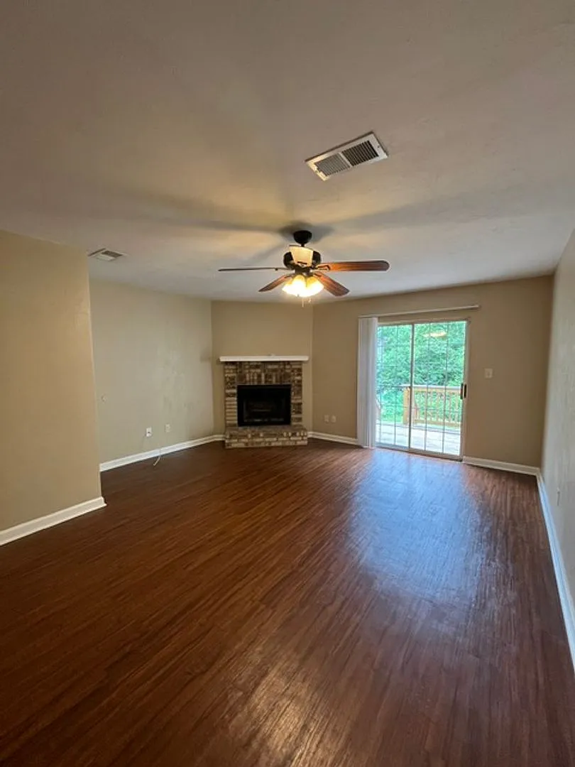 Stunning 2 Bed, 2 1/2 Bath Townhouse Available Now — Photo 4