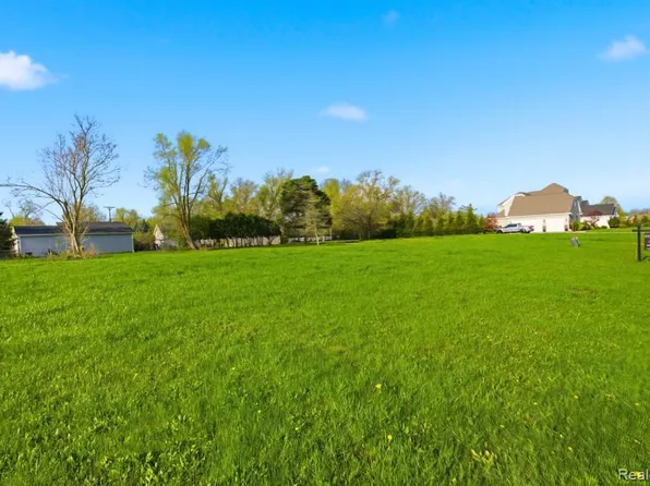 21 Potowatomi Dr, Grosse Ile, MI 48138