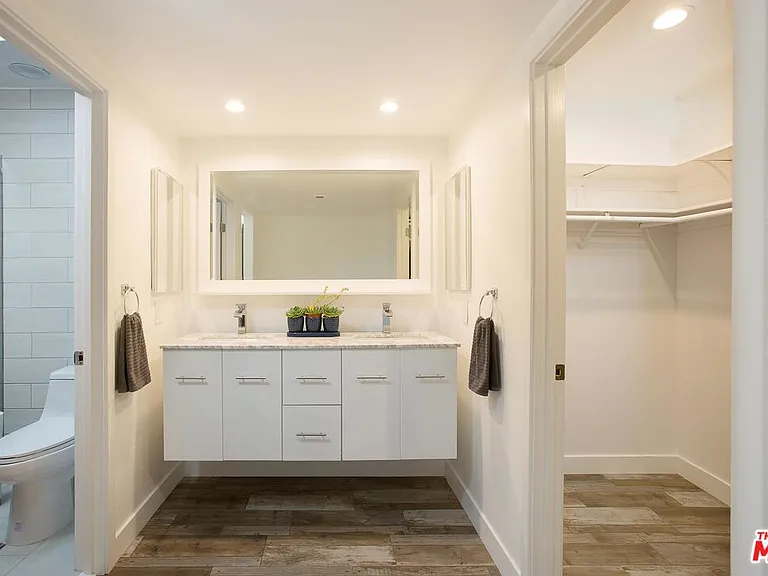 18755 Hatteras St #16 — Photo 22