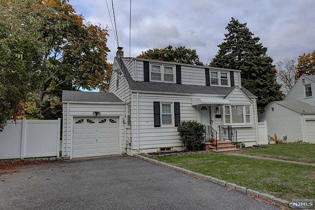 1st image of 28-11 Sheridan Pl