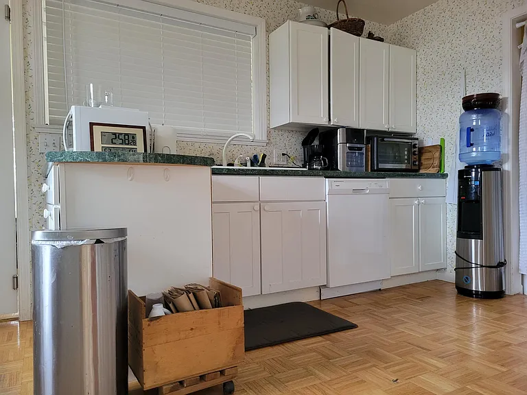 Hillcrest Dr — Photo 26