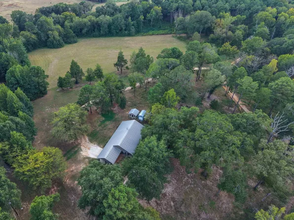 401 South St, Douglassville, TX 75560