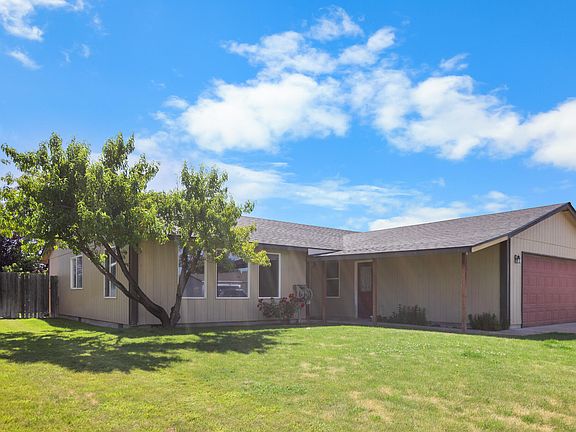3rd image of 1552 NE Deedie Ct