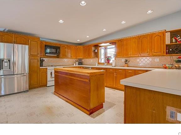 3rd image of 41 New Castle Dr
