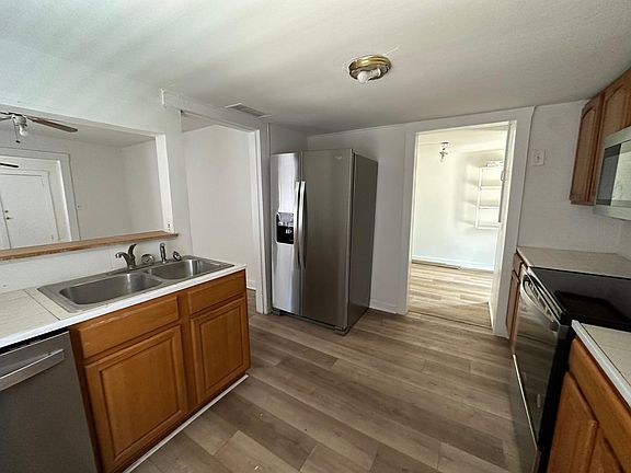 4th image of 104 W Genesee St
