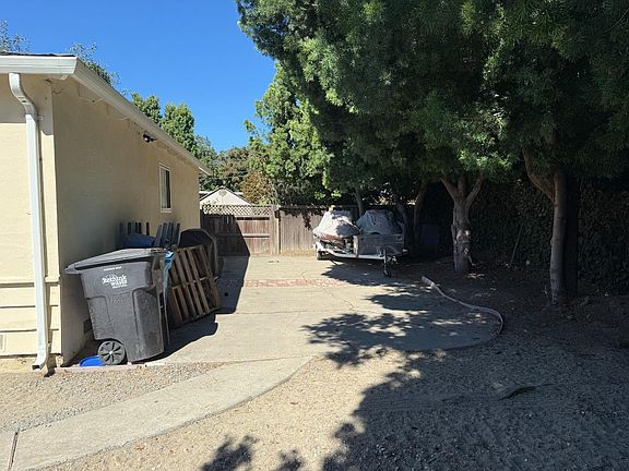 4th image of 1815 Woodland Ave